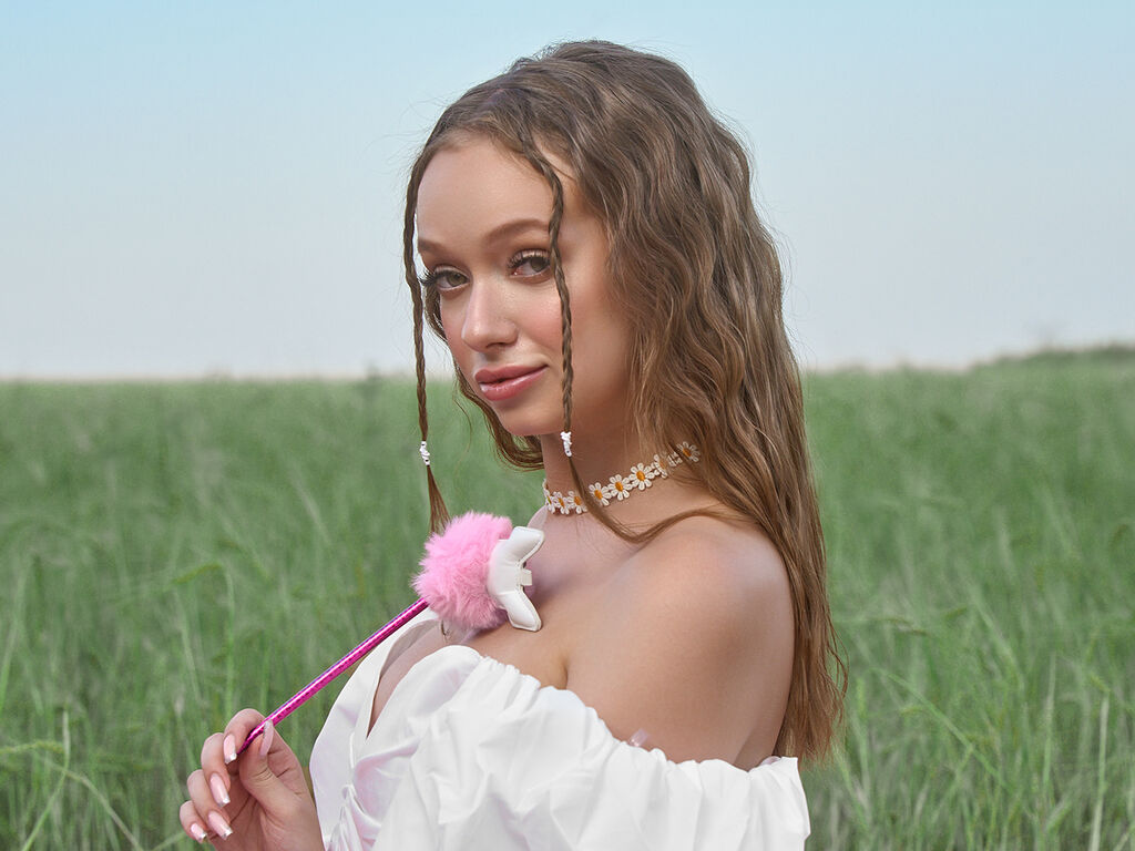 Control AdeleWood - Live girl Cam & Interactive Lovense Toy