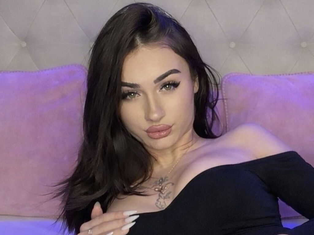 Control AkiraBloom - Live girl Cam & Interactive Lovense Toy