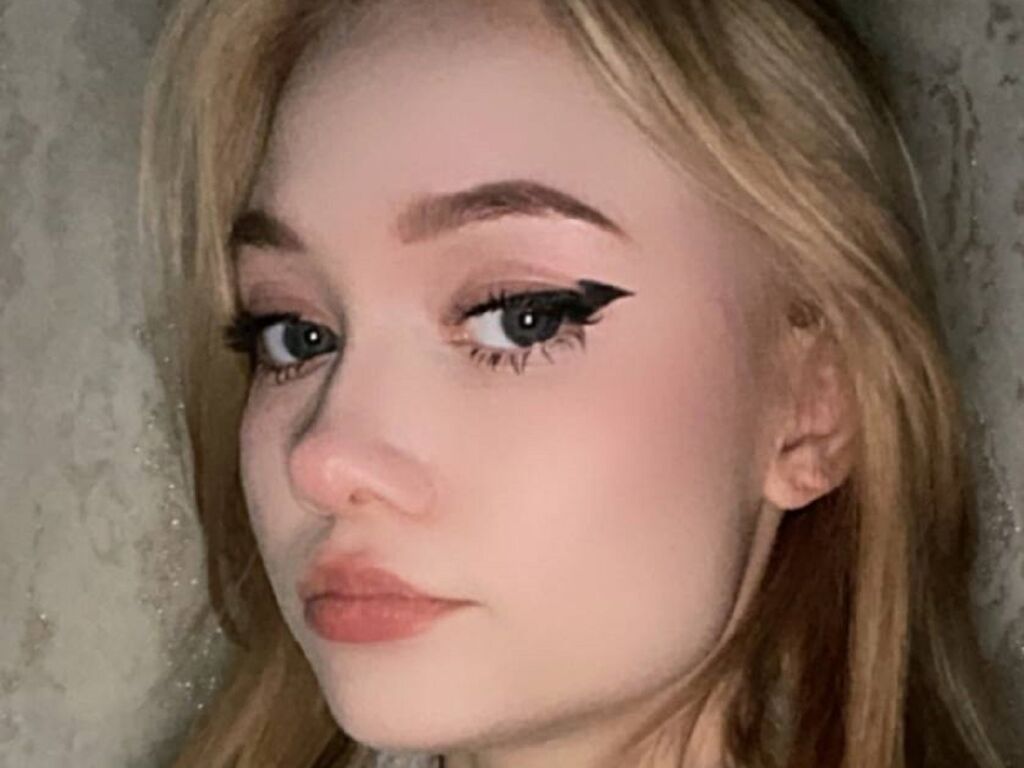Control CecilyBurnard - Live girl Cam & Interactive Lovense Toy