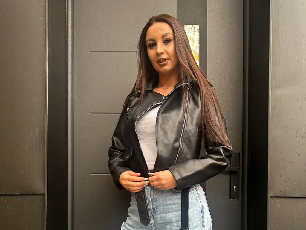 Control EllaDeLuna - Live girl Cam & Interactive Lovense Toy