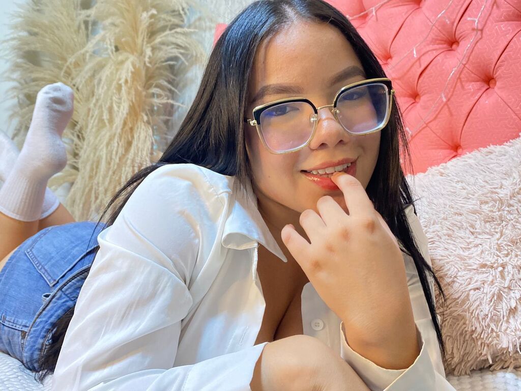 Control MiaDilucass - Live girl Cam & Interactive Lovense Toy