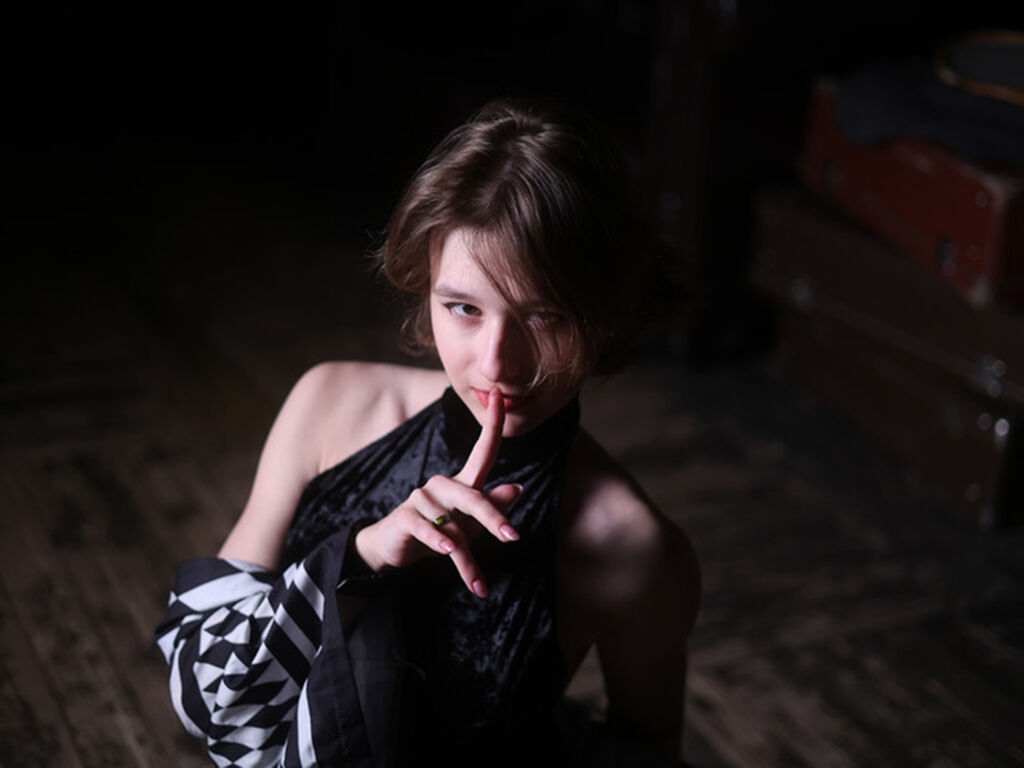 Control SilvaSuccubi - Live girl Cam & Interactive Lovense Toy