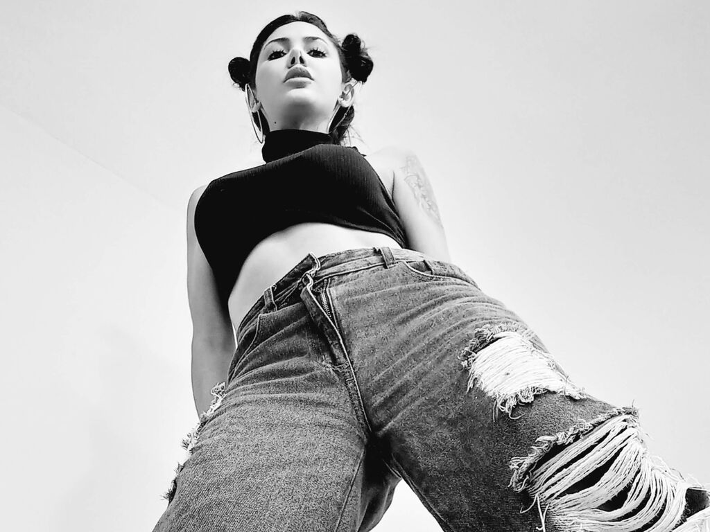 Control ThanaRouge - Live girl Cam & Interactive Lovense Toy